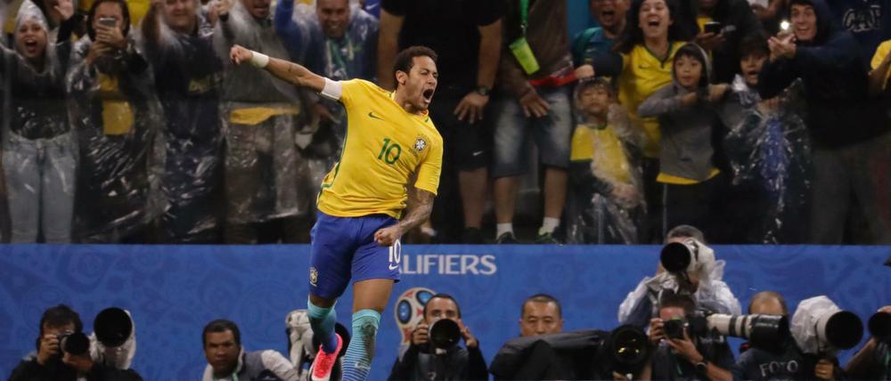 Neymar jubelt nach seinem Treffer gegen Paraguay.