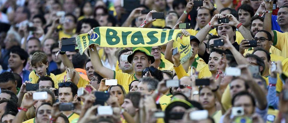 Hauptsache, die Fotos sind gut: Fans im WM-Stadion von Sao Paolo.