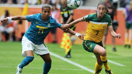 Harter Kampf. Brasiliens Cristiane (l.) konnte gegen Australien (im Bild Heather Garriock) kaum glänzen.