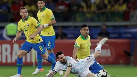 Wieder einmal gestolpert. Lionel Messi (vorn) kann mit Argentinien nicht gegen Brasilen gewinnen. 