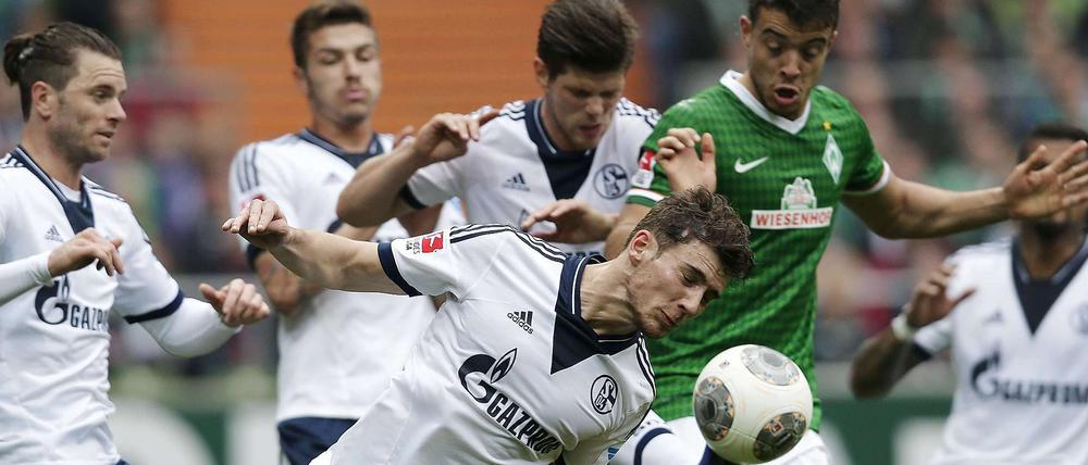 Verbissen: Bremen und Schalke behakten sich im Mittelfeld.