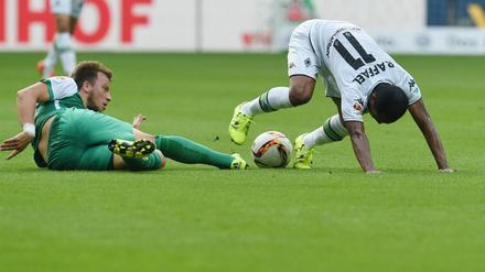 Weiter im Straucheln: Raffael und Borussia Mönchengladbach (r.) gegen Bremens Philipp Bargfrede.