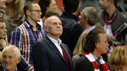 Der ehemalige Präsident vom FC Bayern Uli Hoeneß verfolgt als Zuschauer das Basketball-Pokal-Halbfinale.