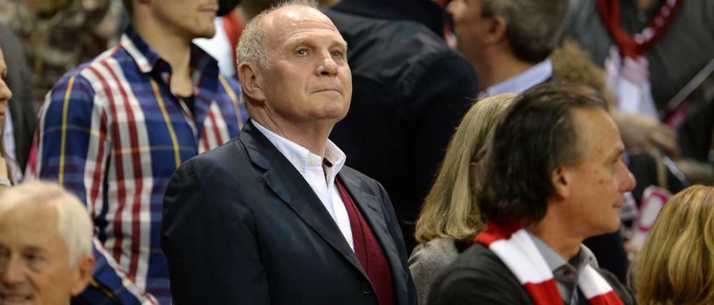 Der ehemalige Präsident vom FC Bayern Uli Hoeneß verfolgt als Zuschauer das Basketball-Pokal-Halbfinale.
