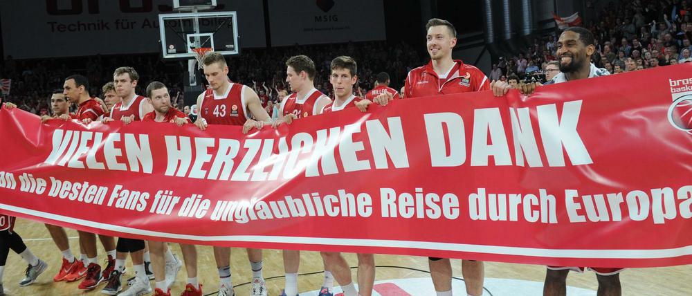 Die Bamberger Mannschaft dankt ihren Fans mit einem Transparent nach dem Sieg gegen Vitoria.