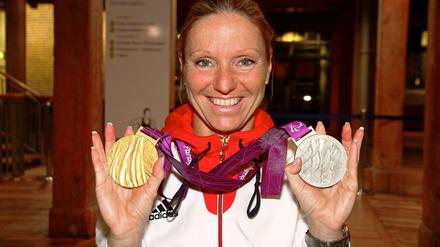 Alles glänzt. Schwimmerin Kirsten Bruhn feiert ihre Gold- und Silbermedaillen beim "Berliner Abend" im "Deutschen Haus".