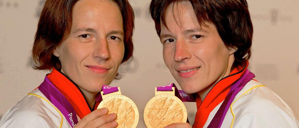 Carmen (l.) und Ramona Brussig posieren mit ihren Goldmedaillen im Deutschen Haus in London. Die Zwillingsschwestern hatten beide im Judo Gold gewonnen.