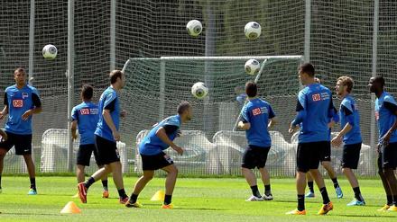 Der Ball im Mittelpunkt: Die Hertha-Profis freuen sich über das Konditionstraining mit dem Spielgerät.