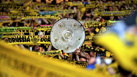 Da ist das Ding! Werden die Borussen in der neuen Spielzeit erneut die Meisterschale nach Dortmund holen? Oder ist der Rekordmeister aus München wieder dran? Vielleicht geht die Schale in der Jubiläumssaison auch mal nach Leverkusen - oder Fürth ?!