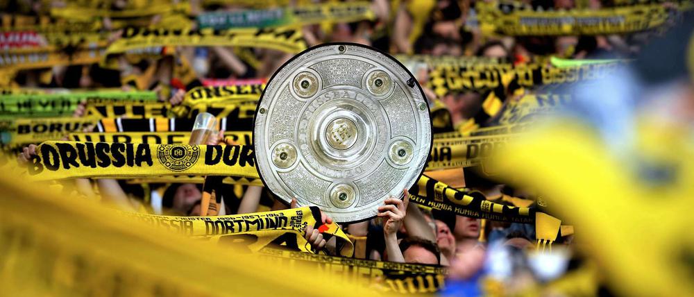 Da ist das Ding! Werden die Borussen in der neuen Spielzeit erneut die Meisterschale nach Dortmund holen? Oder ist der Rekordmeister aus München wieder dran? Vielleicht geht die Schale in der Jubiläumssaison auch mal nach Leverkusen - oder Fürth ?!