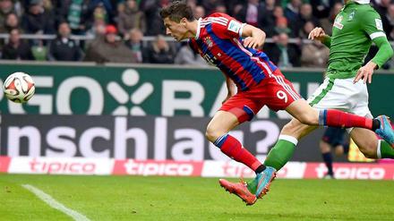Robert Lewandowski erzielt das 3:0 gegen Werder Bremen.