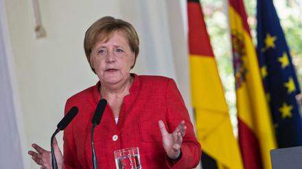Angela Merkel spricht bei einer gemeinsamen Pressekonferenz mit Spaniens Ministerpräsident Sanchez.
