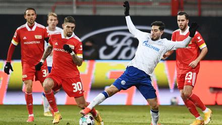 Viel Kampf, wenig Finesse. Unions Robert Andrich und Schalkes Suat Serdar lieferten sich enge Duelle im Mittelfeld.