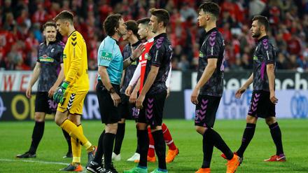 Die Spieler des SC Freiburg hatten reichlich Diskussionsbedarf nach der kuriosen Elfmeterentscheidung. 