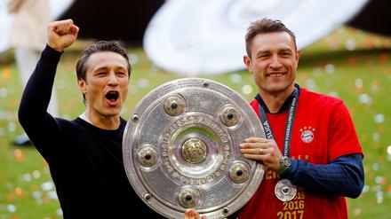 Da ist das Ding. Niko Kovac feiert mit seinem Co-Trainer und Bruder Robert den Gewinn der Meisterschaft.