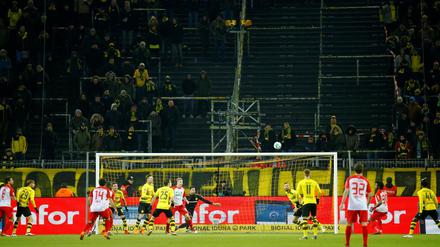 Die gelbe Wand bleibt leer. Gegen Augsburg kamen 28.000 Zuschauer weniger als üblich.