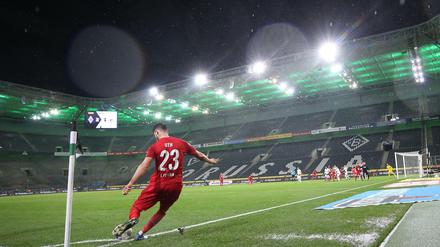 Abstand halten. Die Spieler des 1. FC Köln kennen das schon. Sie haben - gegen Borussia Mönchengladbach - das erste und bisher einzige Geisterspiel der Fußball-Bundesliga bestritten.