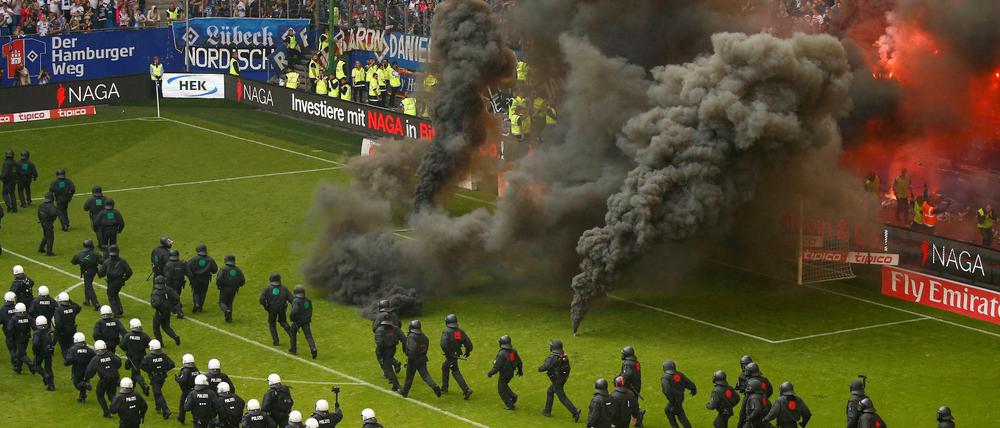 Üble Bilder. Wenigstens zog die Pyro-Inszenierung der HSV-Ultras keine üblen Folgen nach sich. Verletzt wurde niemand.
