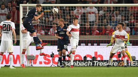 Lehrbuchmäßiger Kopfball. Marvin Friedrich erzielte das 2:2 gegen den VfB Stuttgart.