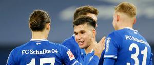 Endlich mal wieder jubeln: Schalke feierte seinen zweiten Saisonsieg gegen Augsburg.