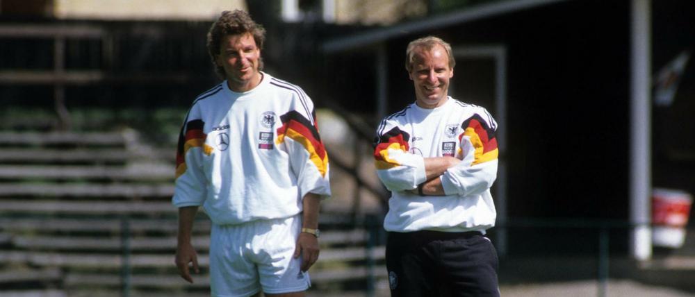 Bundestrainer Berti Vogts (rechts) mit Nachwuchstrainer Hans-Jürgen Dörner.