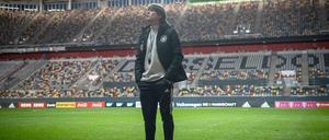 Joachim Löw und der Blick in die Zukunft. Auch die EM findet womöglich ohne Zuschauer im Stadion statt.