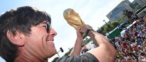 15. Juli 2014: Auf dem Lastwagen zeigt Joachim Löw den Fans den WM-Pokal.