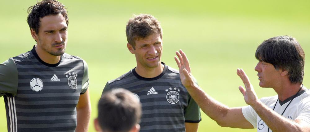 Willkommen zurück. Mats Hummels und Thomas Müller (v.l.) stehen im EM-Aufgebot von Bundestrainer Joachim Löw.