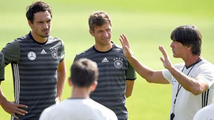 Bundestrainer Joachim Löw gibt beim Training der deutschen Nationalmannschaft Anweisungen an Mats Hummels (l) und Thomas Müller.
