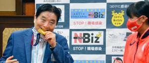 Heftig kritisiert: Nagoyas Bürgermeister Takashi Kawamura beißt in die olympische Goldmedaille von Miu Goto.