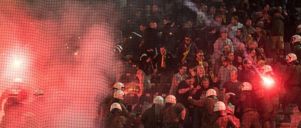 Randale, die niemand braucht. BVB-Fans zündeln, die Polizei prügelt. 