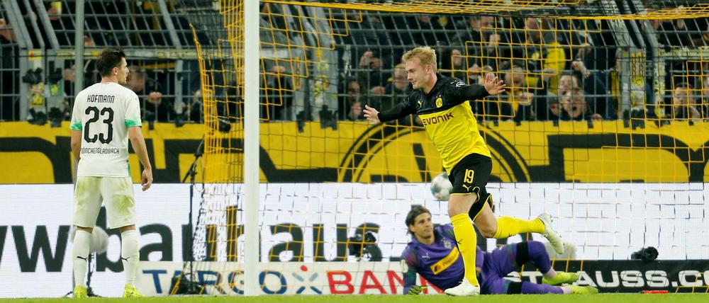 Da dreht einer ab. Julian Brandt bejubelt sein Siegtor zum 2:1 gegen Borussia Mönchengladbach. 