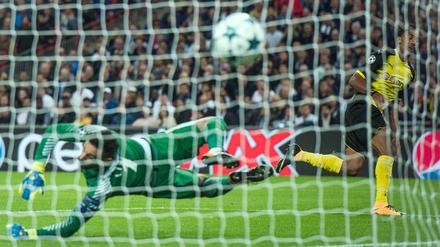Drin. Zählte aber nicht, Dortmunds Pierre-Emerick Aubameyang erzielt gegen Torhüter Hugo Lloris von Tottenham einen Treffer, den der Schiedsrichter wegen einer umstrittenen Abseits-Entscheidung nicht anerkannte. 
