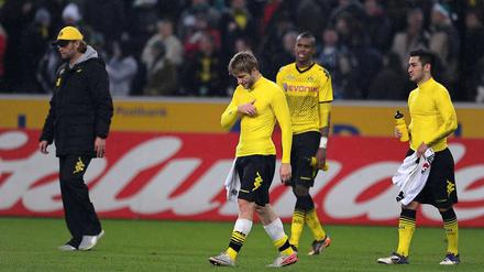 Nach dem Abpfiff verließen die Dortmunder enttäuscht den Platz. 