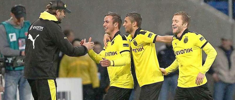Schneekönige im Regen: Dortmunds Trainer Jürgen Klopp und seine Spieler Mario Götze (v. l.), Moritz Leitner und Jakub Blaszczykowski freuen sich über den 3:1-Sieg in Hoffenheim.