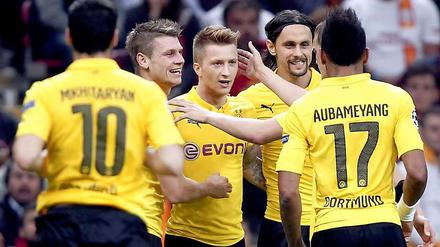 Im Mittelpunkt: Dortmunds Marco Reus feiert seinen Treffer zum 3:0.