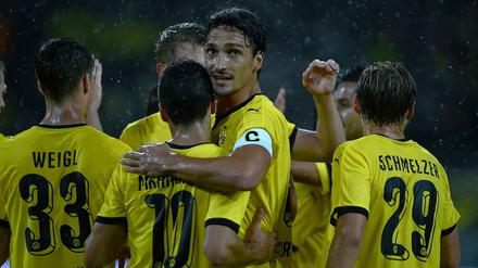 Henrikh Mkhitaryan und Kapitän Mats Hummels feiern ein weiteres Tor der Dortmunder.
