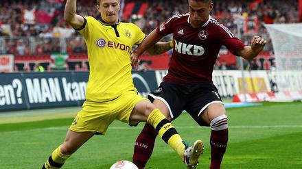 Der „Fußballer des Jahres“ Marco Reus (l.) konnte sich gegen die Nürnberger um Robert Mak kaum in Szene setzen. 