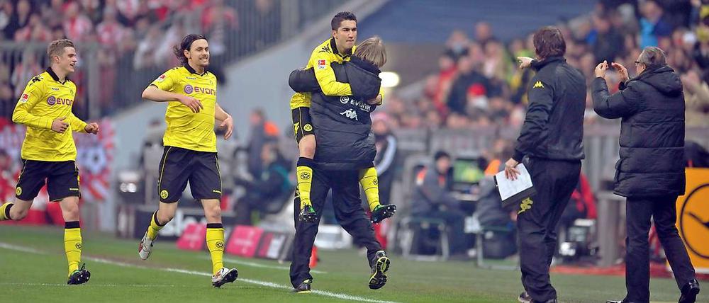 Komm, ich nehm dich in die Arme: Dortmunds Nuri Sahin lässt sich von Trainer Jürgen Klopp bis nach Dortmund tragen.