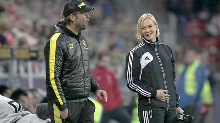 Diesmal blieb's im Rahmen: Dortmunds Trainer Jürgen Klopp beim 2:1 gegen Mainz mit der vierten Offiziellen Bibiana Steinhaus.