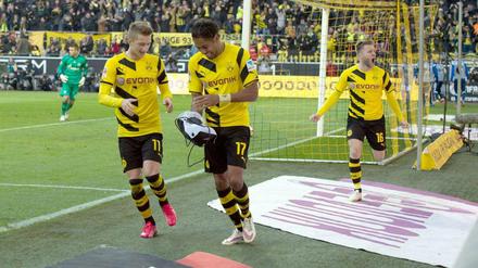 Superheldenjubel: Dortmunds Aubameyang feiert seinen Treffer zum 1:0 mit Teamkollege Marco Reus - und mit Batman-Maske.