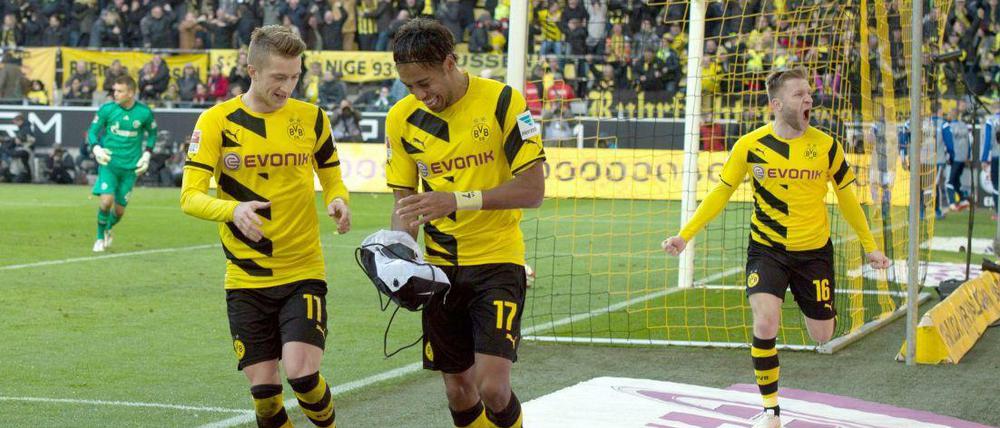 Superheldenjubel: Dortmunds Aubameyang feiert seinen Treffer zum 1:0 mit Teamkollege Marco Reus - und mit Batman-Maske.