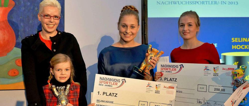 Das Lächeln der Siegerinnen: Selina Hocke (Mitte), die Drittplatzierte Anika Hoffmann (rechts) und für Pia-Marie Powik nahmen ihre Mutter Kati und ihre Schwester Luna den Preis entgegen.