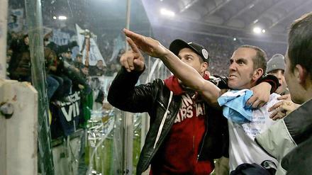 Nach dem römischen Derby im Jahr 2005 hob Lazio-Spieler Paolo di Canio den rechten Arm zum faschistischen Gruß. 