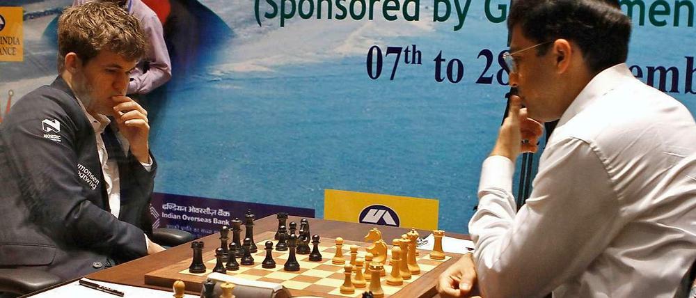 Der 22-jährige Carlsen (l.) beim Match.