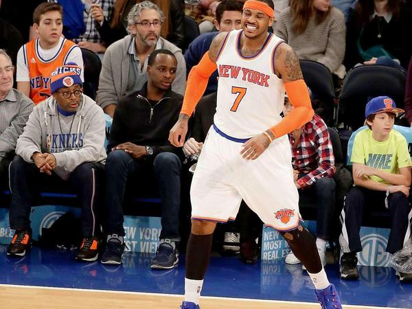 Stars unter Schmerzen: New Yorks bester Scorer Carmelo Anthony (r.) leidet unter Knieproblemen, Edel-Fan Spike Lee (l.) unter den Leistungen der Knicks.