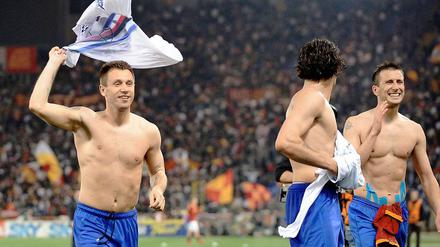 Muskeln statt Fett. Genuas Antonio Cassano (links) feiert mit seinen Mannschaftskollegen einen Sieg in der italienischen Liga beim AS Rom.