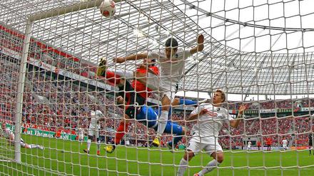 Gonzalo Castro (rotes Trikot) drückte den Ball in der 8. Minute zur 1:0-Führung für Bayer Leverkusen über die Linie.