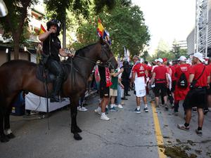Berittene Polizei begleitete die Union-Fans auf dem Weg zum Stadion.