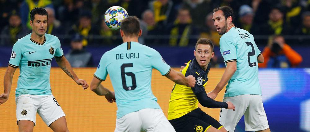 Enge Sache: Thorgan Hazard (gelbes Trikot) und die Dortmunder wurden von Inter mächtig gefordert.